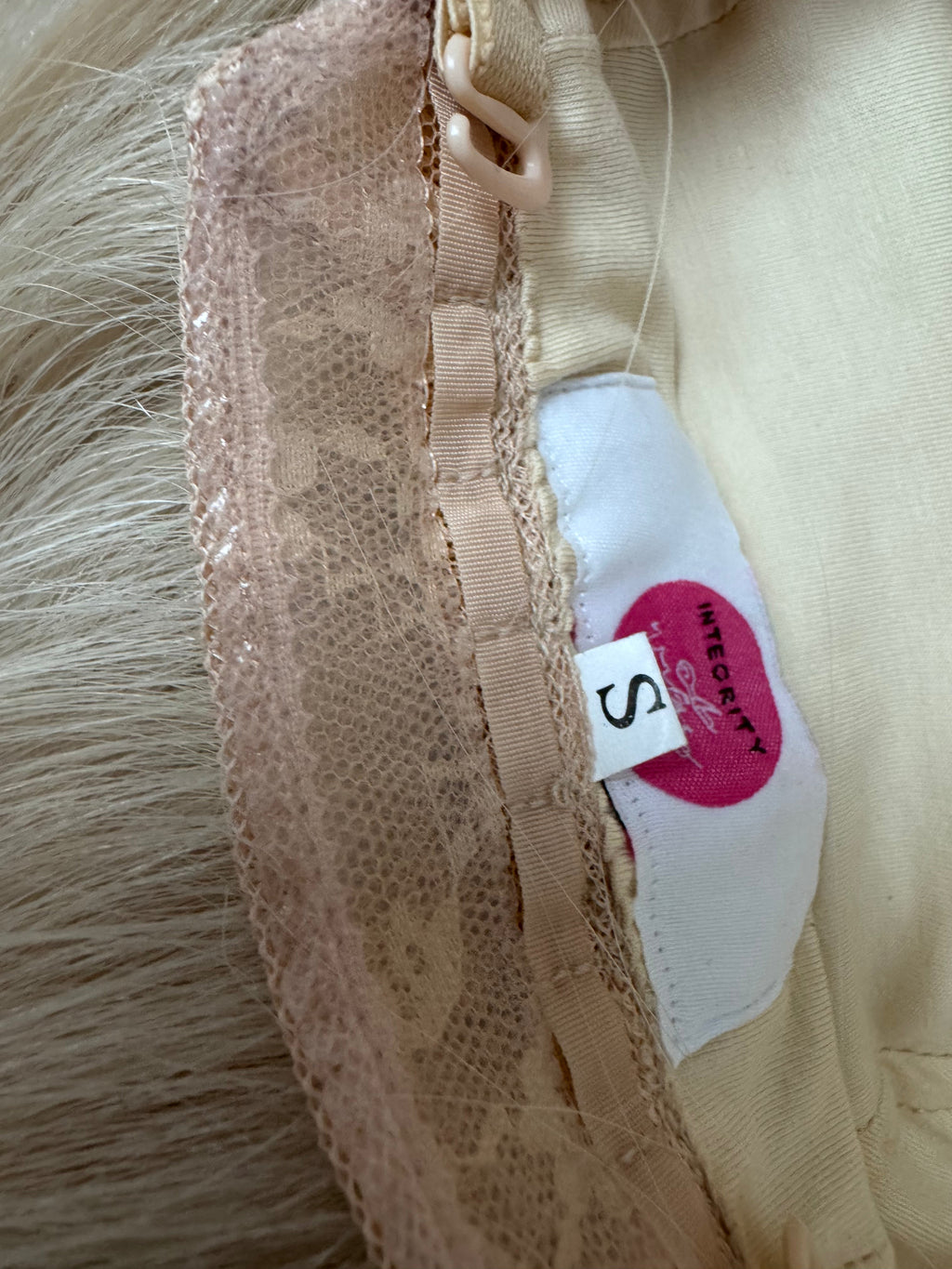Close-up of the wig cap and small size label